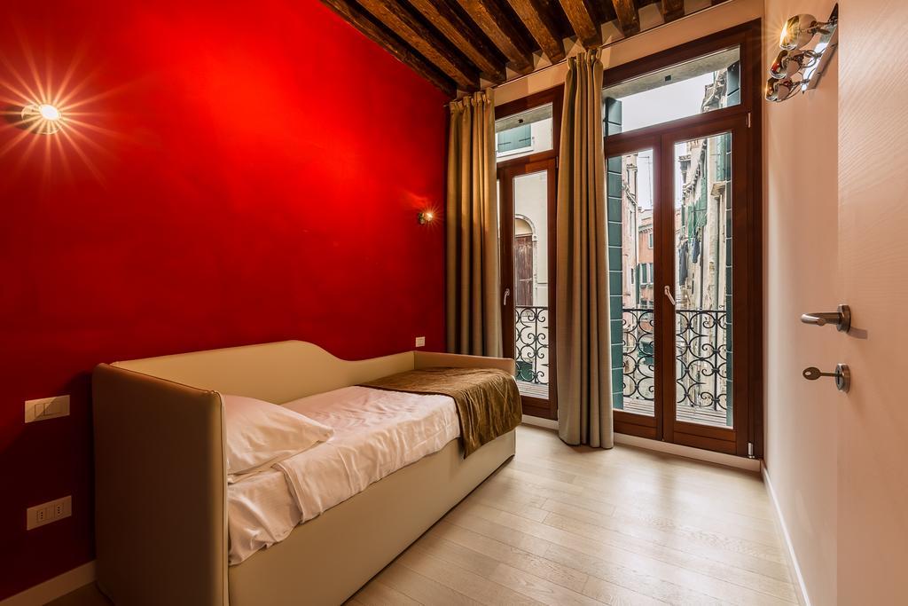 Charming Palace Corte Del Teatro Venice Exterior photo