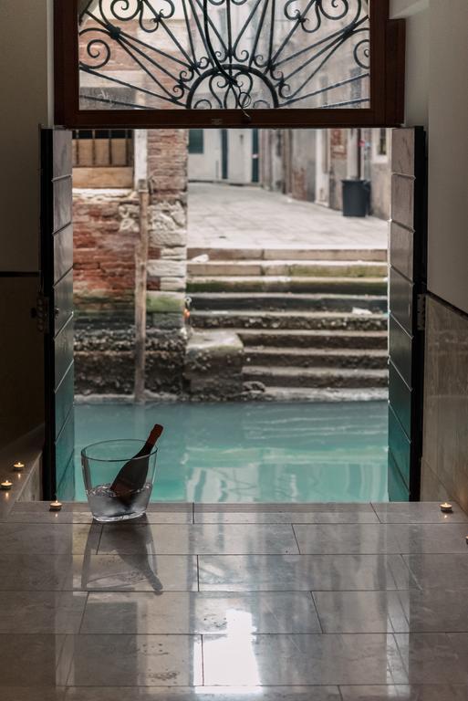 Charming Palace Corte Del Teatro Venice Exterior photo